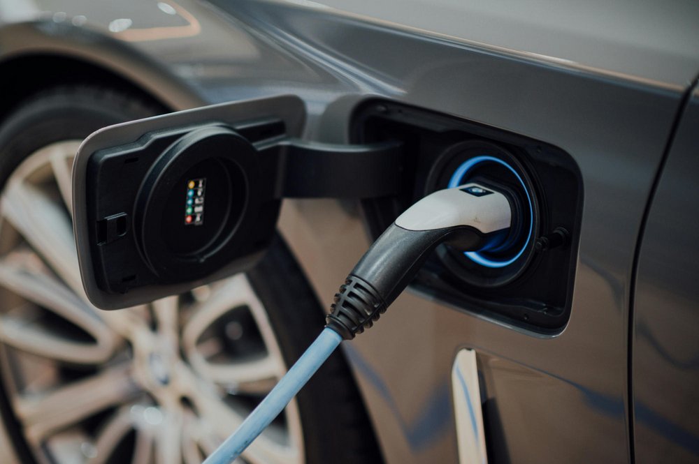 Elektro-Auto wird aufgeladen (c) Chuttersnap / unsplash